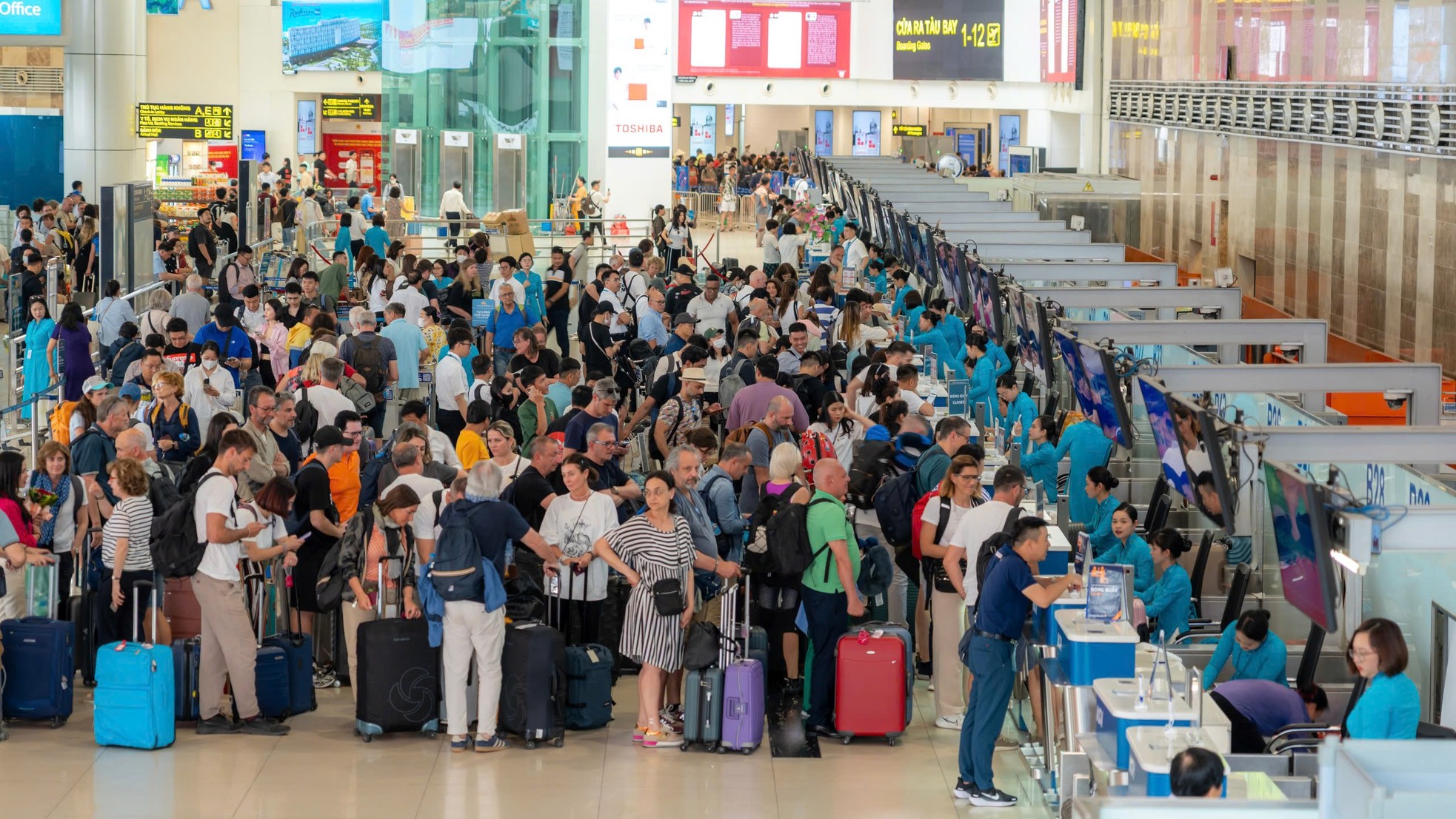 Gần 220.000 người đổ về sân bay Nội Bài, Tân Sơn Nhất hôm nay- Ảnh 11. Gần 220.000 người đổ về sân bay Nội Bài, Tân Sơn Nhất hôm nay- Ảnh 11.