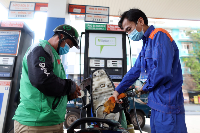 Giảm giá xăng dầu sau kỳ nghỉ lễ?- Ảnh 1. Giảm giá xăng dầu sau kỳ nghỉ lễ?- Ảnh 1.