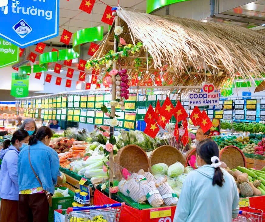 TTTM đông nghịt, hàng ăn hầu như không còn chỗ trống- Ảnh 14. TTTM đông nghịt, hàng ăn hầu như không còn chỗ trống- Ảnh 14.