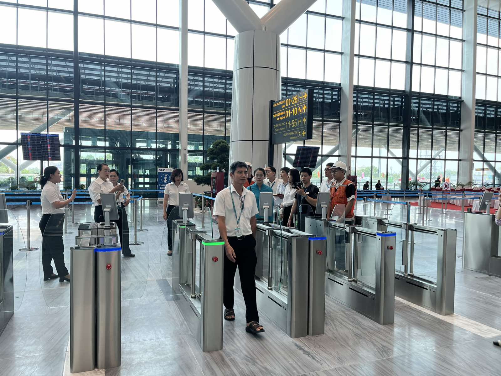 Người dân ùn ùn trở lại TP HCM, vé máy bay ngang giá dịp Tết- Ảnh 2. Người dân ùn ùn trở lại TP HCM, vé máy bay ngang giá dịp Tết- Ảnh 2.