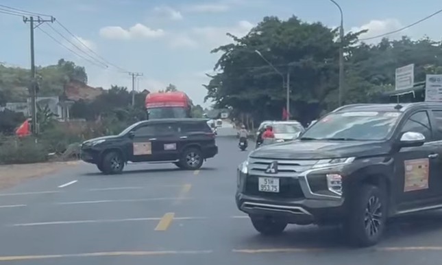 Xác minh đoàn xe doanh nhân chặn quốc lộ 20 để băng qua đường- Ảnh 1. Xác minh đoàn xe doanh nhân chặn quốc lộ 20 để băng qua đường- Ảnh 1.