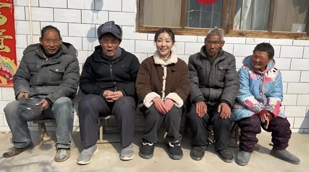 ‘Tây Thi bán đào’ xứ tỷ dân: Nhan sắc xinh đẹp như minh tinh, nhưng câu chuyện ‘một tay gánh vác cả gia đình’ phía sau còn nức lòng hơn nữa!- Ảnh 2. ‘Tây Thi bán đào’ xứ tỷ dân: Nhan sắc xinh đẹp như minh tinh, nhưng câu chuyện ‘một tay gánh vác cả gia đình’ phía sau còn nức lòng hơn nữa!- Ảnh 2.