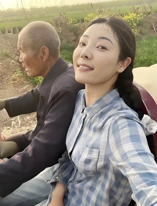 ‘Tây Thi bán đào’ xứ tỷ dân: Nhan sắc xinh đẹp như minh tinh, nhưng câu chuyện ‘một tay gánh vác cả gia đình’ phía sau còn nức lòng hơn nữa!- Ảnh 1. ‘Tây Thi bán đào’ xứ tỷ dân: Nhan sắc xinh đẹp như minh tinh, nhưng câu chuyện ‘một tay gánh vác cả gia đình’ phía sau còn nức lòng hơn nữa!- Ảnh 1.