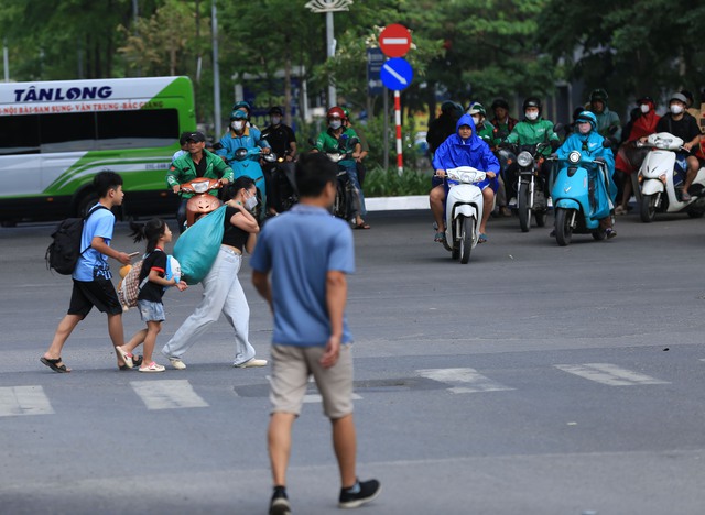 Buổi chiều của ngày nghỉ lễ cuối cùng và đây là cảnh tượng trên đường phố Hà Nội- Ảnh 4. Buổi chiều của ngày nghỉ lễ cuối cùng và đây là cảnh tượng trên đường phố Hà Nội- Ảnh 4.