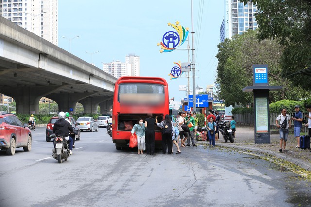 Buổi chiều của ngày nghỉ lễ cuối cùng và đây là cảnh tượng trên đường phố Hà Nội- Ảnh 3. Buổi chiều của ngày nghỉ lễ cuối cùng và đây là cảnh tượng trên đường phố Hà Nội- Ảnh 3.