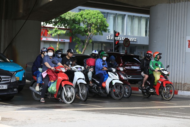 Buổi chiều của ngày nghỉ lễ cuối cùng và đây là cảnh tượng trên đường phố Hà Nội- Ảnh 1. Buổi chiều của ngày nghỉ lễ cuối cùng và đây là cảnh tượng trên đường phố Hà Nội- Ảnh 1.