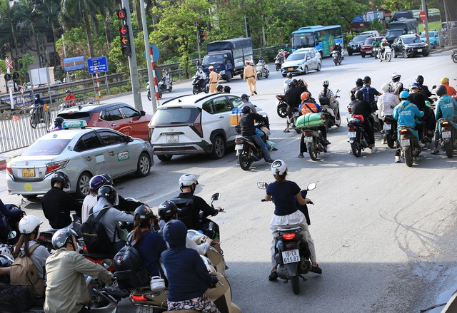 Buổi chiều của ngày nghỉ lễ cuối cùng và đây là cảnh tượng trên đường phố Hà Nội- Ảnh 12. Buổi chiều của ngày nghỉ lễ cuối cùng và đây là cảnh tượng trên đường phố Hà Nội- Ảnh 12.