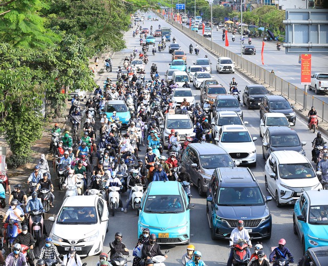 Buổi chiều của ngày nghỉ lễ cuối cùng và đây là cảnh tượng trên đường phố Hà Nội- Ảnh 7. Buổi chiều của ngày nghỉ lễ cuối cùng và đây là cảnh tượng trên đường phố Hà Nội- Ảnh 7.