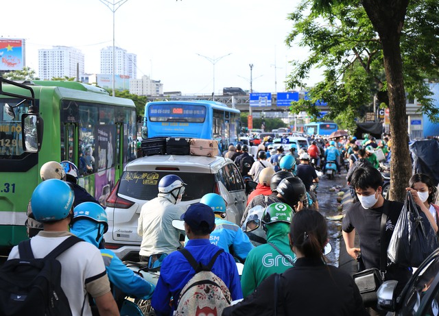 Buổi chiều của ngày nghỉ lễ cuối cùng và đây là cảnh tượng trên đường phố Hà Nội- Ảnh 8. Buổi chiều của ngày nghỉ lễ cuối cùng và đây là cảnh tượng trên đường phố Hà Nội- Ảnh 8.