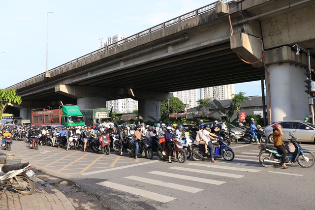 Buổi chiều của ngày nghỉ lễ cuối cùng và đây là cảnh tượng trên đường phố Hà Nội- Ảnh 14. Buổi chiều của ngày nghỉ lễ cuối cùng và đây là cảnh tượng trên đường phố Hà Nội- Ảnh 14.