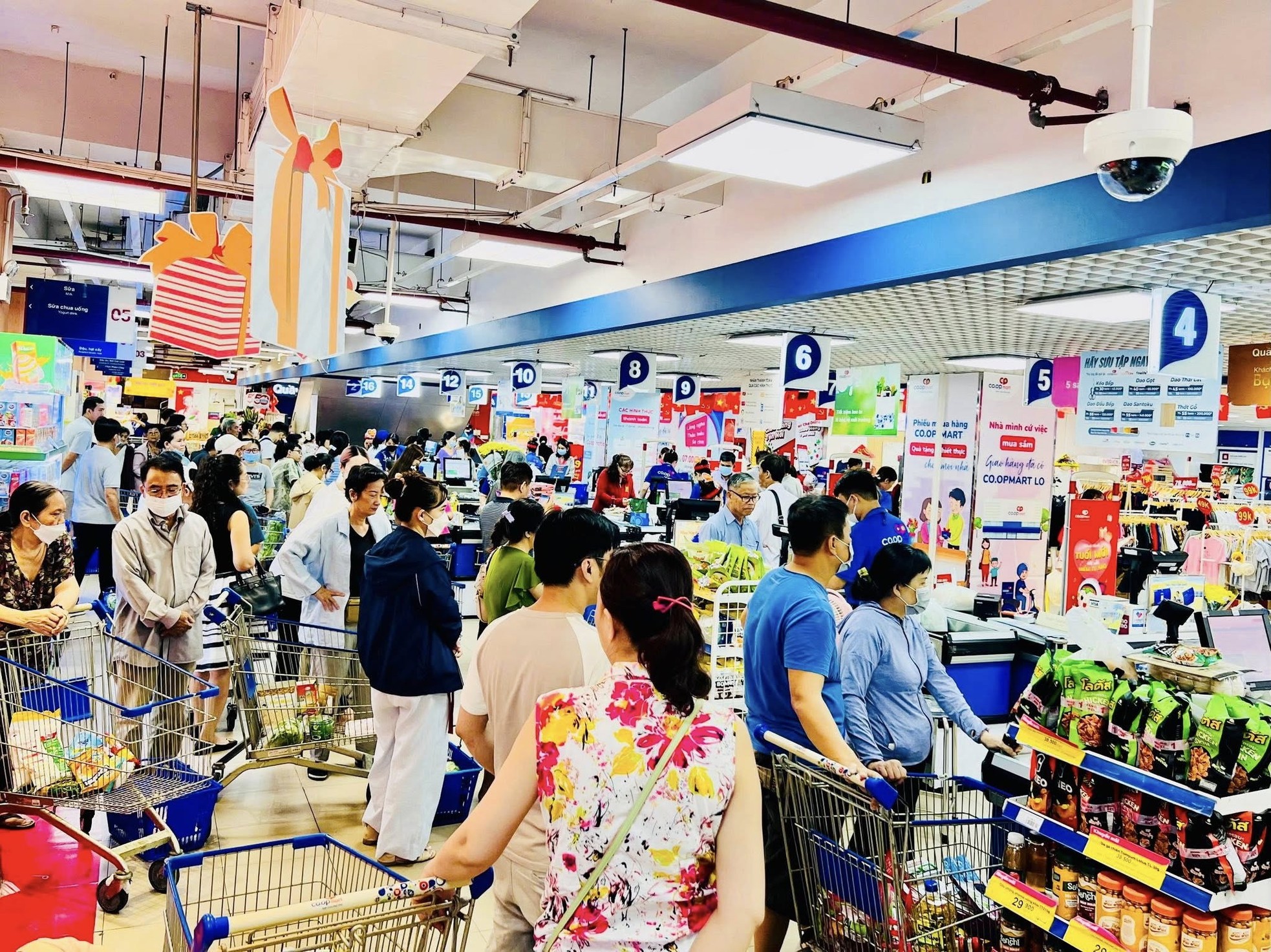 TTTM đông nghịt, hàng ăn hầu như không còn chỗ trống- Ảnh 13. TTTM đông nghịt, hàng ăn hầu như không còn chỗ trống- Ảnh 13.