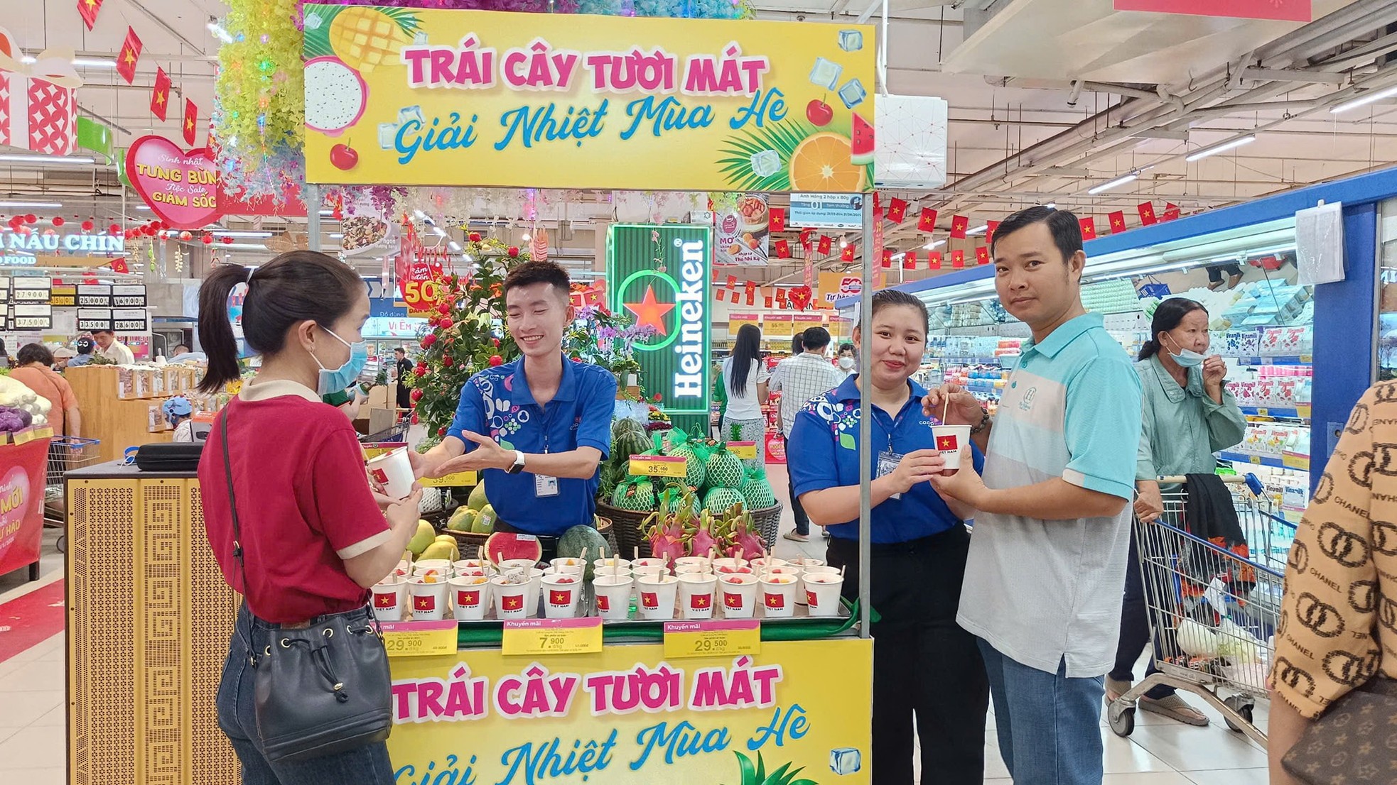 TTTM đông nghịt, hàng ăn hầu như không còn chỗ trống- Ảnh 15. TTTM đông nghịt, hàng ăn hầu như không còn chỗ trống- Ảnh 15.