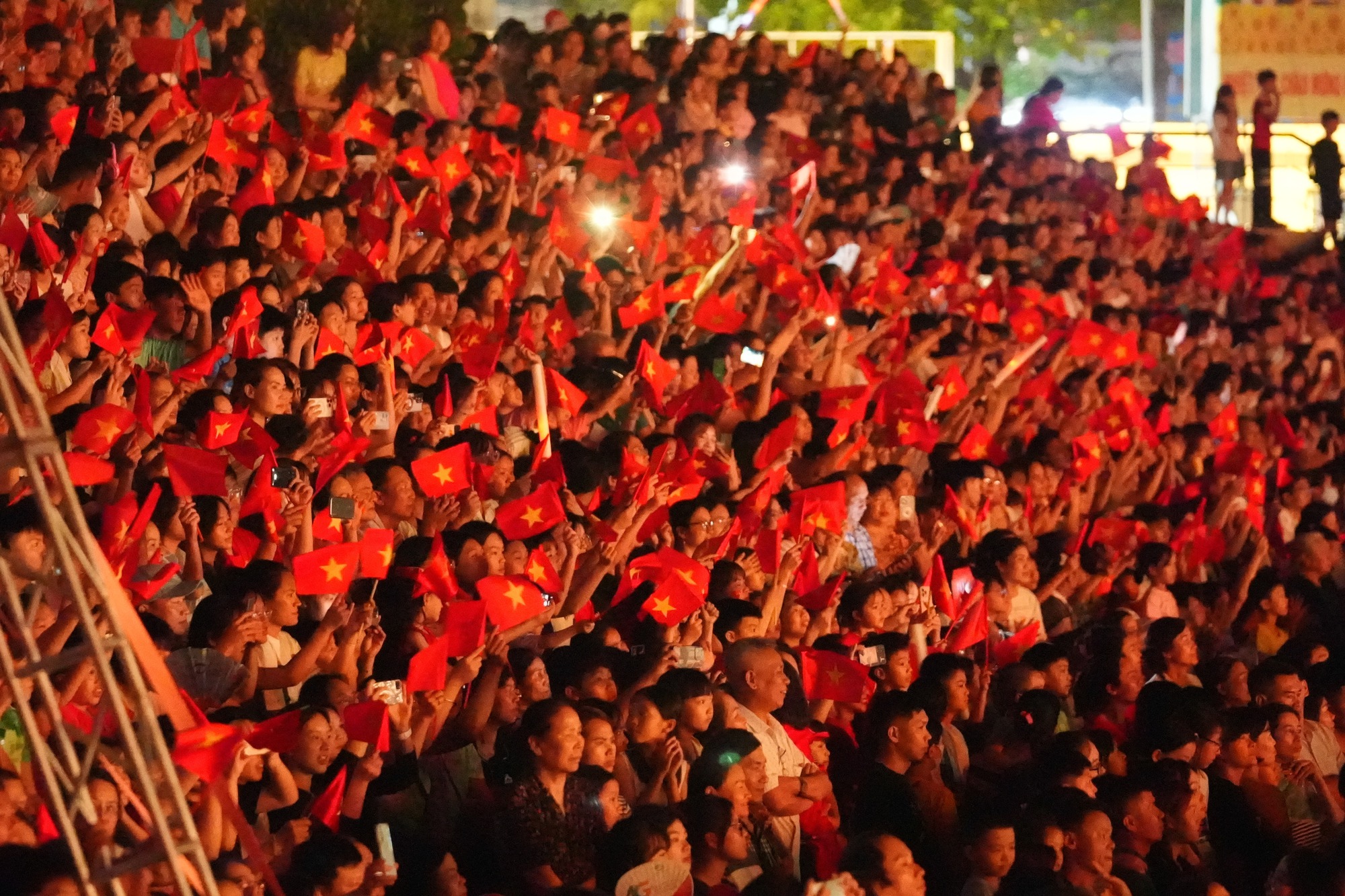 15.000 người đổ về một sự kiện đặc biệt tại thành phố Điện Biên Phủ, hòa mình vào không gian nghệ thuật hào hùng, đầy cảm xúc- Ảnh 7. 15.000 người đổ về một sự kiện đặc biệt tại thành phố Điện Biên Phủ, hòa mình vào không gian nghệ thuật hào hùng, đầy cảm xúc- Ảnh 7.
