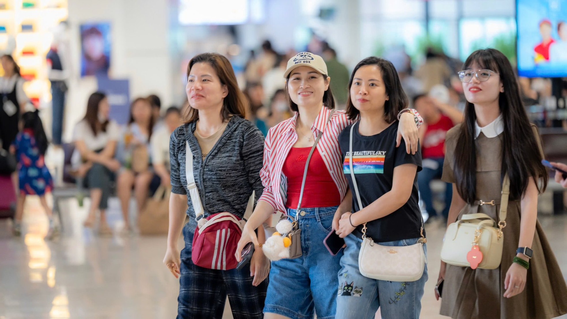 Gần 220.000 người đổ về sân bay Nội Bài, Tân Sơn Nhất hôm nay- Ảnh 3. Gần 220.000 người đổ về sân bay Nội Bài, Tân Sơn Nhất hôm nay- Ảnh 3.