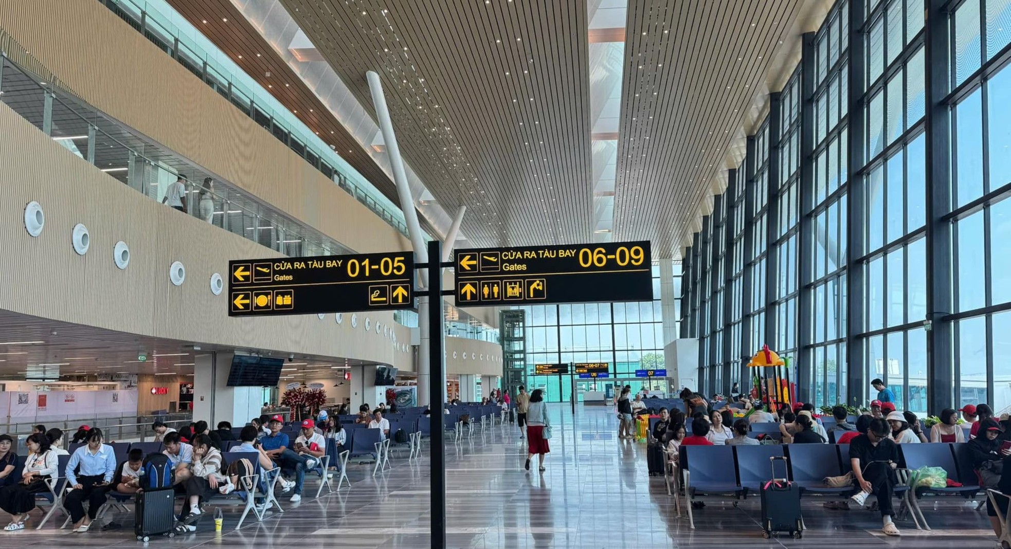 Gần 220.000 người đổ về sân bay Nội Bài, Tân Sơn Nhất hôm nay- Ảnh 9. Gần 220.000 người đổ về sân bay Nội Bài, Tân Sơn Nhất hôm nay- Ảnh 9.
