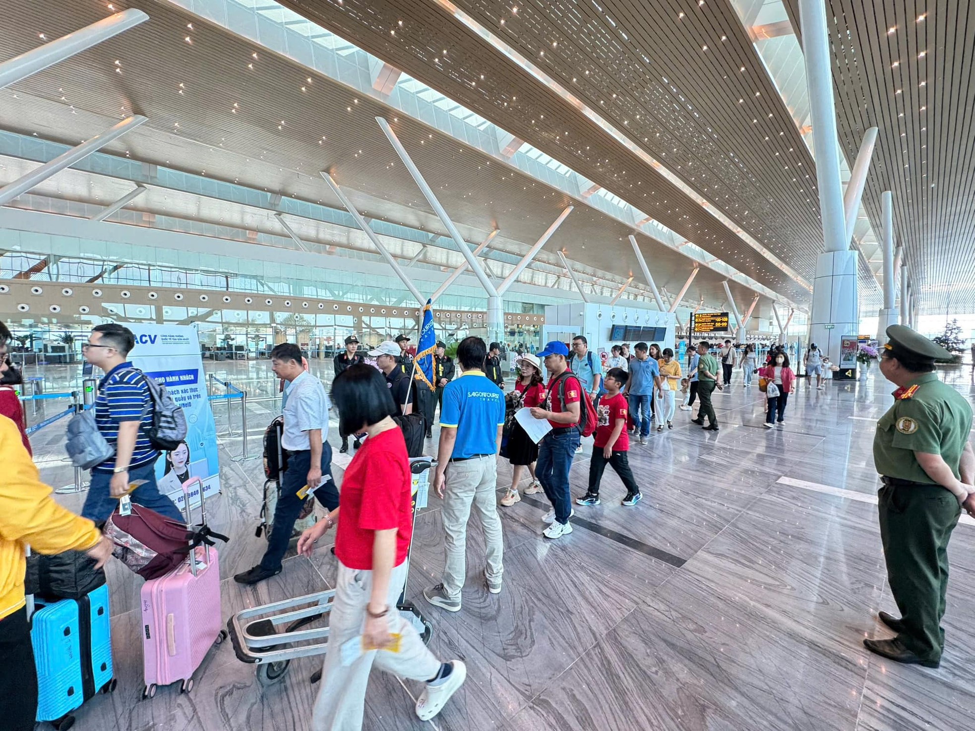 Gần 220.000 người đổ về sân bay Nội Bài, Tân Sơn Nhất hôm nay- Ảnh 7. Gần 220.000 người đổ về sân bay Nội Bài, Tân Sơn Nhất hôm nay- Ảnh 7.