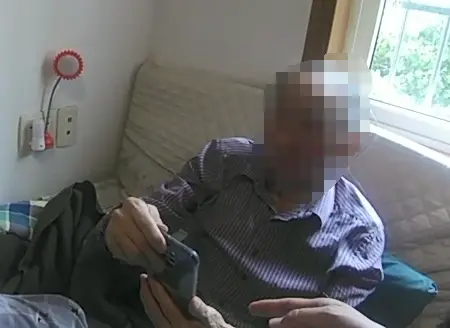 Thấy chủ nhà thường xuyên nghe điện thoại, cô giúp việc nhanh chóng báo cảnh sát: Vụ lừa đảo 12 tỷ đồng bị chặn đứng ngoạn mục- Ảnh 1.