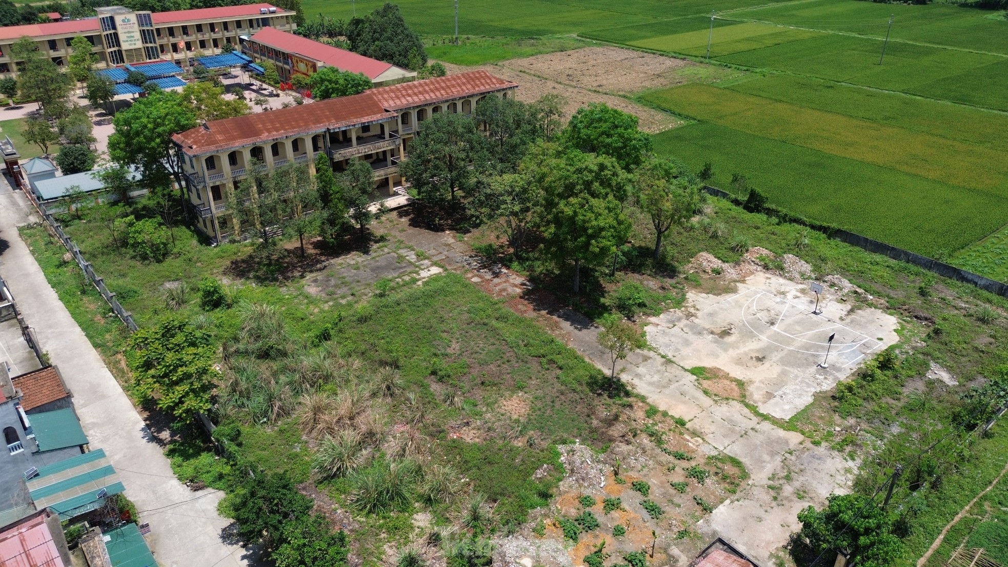 Thanh Hóa: Sau giải thể, trường học trên đất vàng bỏ hoang, đổ nát- Ảnh 10. Thanh Hóa: Sau giải thể, trường học trên đất vàng bỏ hoang, đổ nát- Ảnh 10.