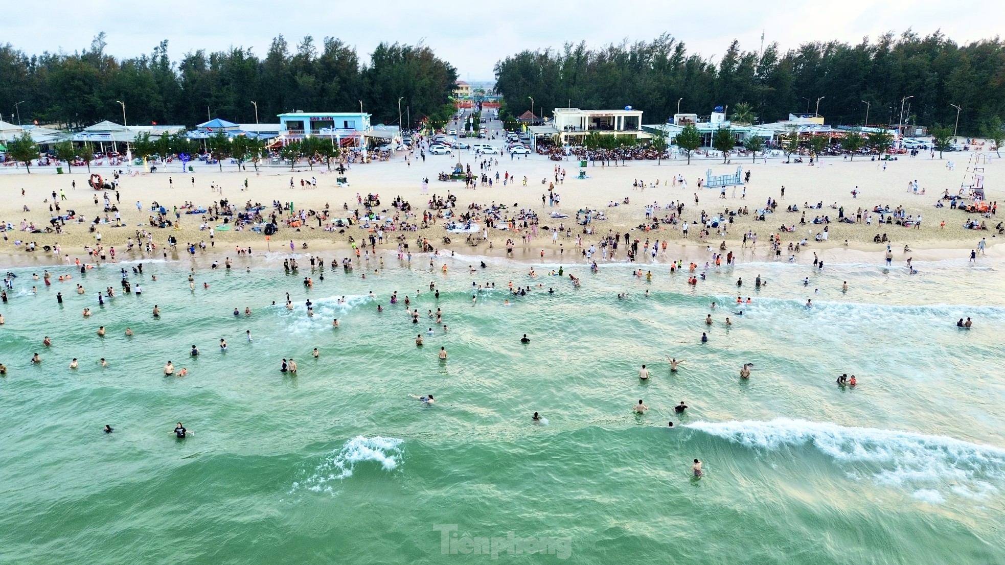 Bãi biển bị bão phá tan hoang nay đẹp không tưởng, đông nghịt du khách- Ảnh 1. Bãi biển bị bão phá tan hoang nay đẹp không tưởng, đông nghịt du khách- Ảnh 1.