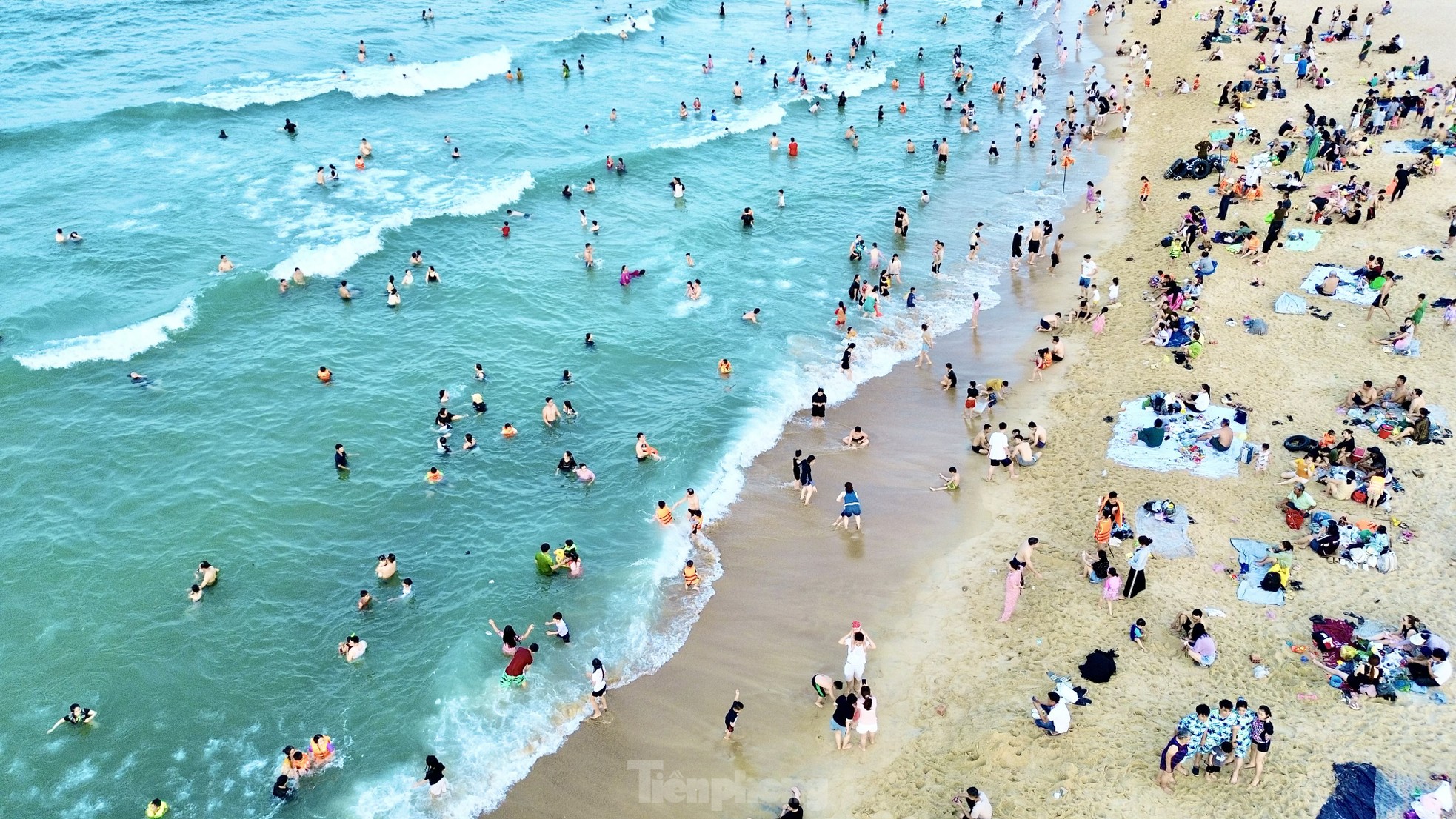 Bãi biển bị bão phá tan hoang nay đẹp không tưởng, đông nghịt du khách- Ảnh 2. Bãi biển bị bão phá tan hoang nay đẹp không tưởng, đông nghịt du khách- Ảnh 2.