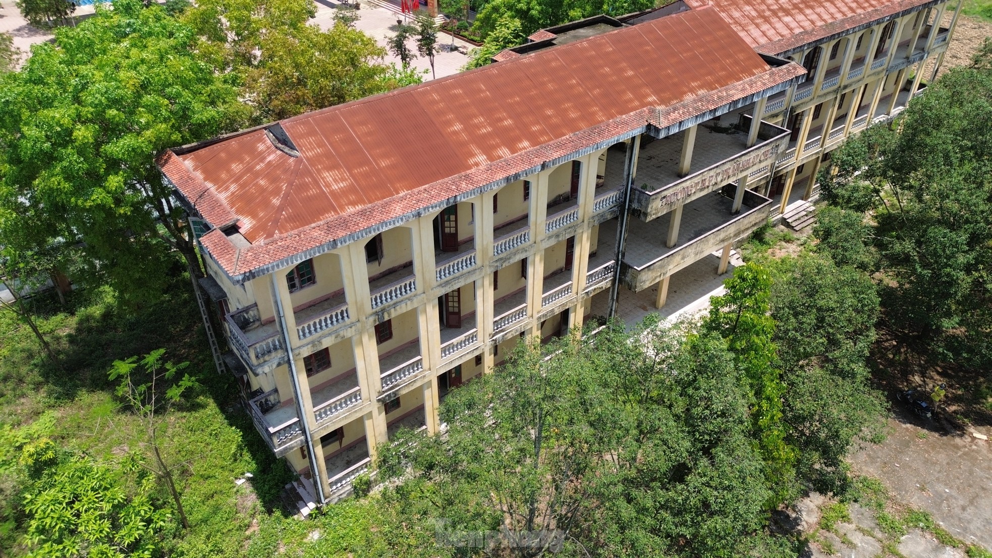 Thanh Hóa: Sau giải thể, trường học trên đất vàng bỏ hoang, đổ nát- Ảnh 2. Thanh Hóa: Sau giải thể, trường học trên đất vàng bỏ hoang, đổ nát- Ảnh 2.