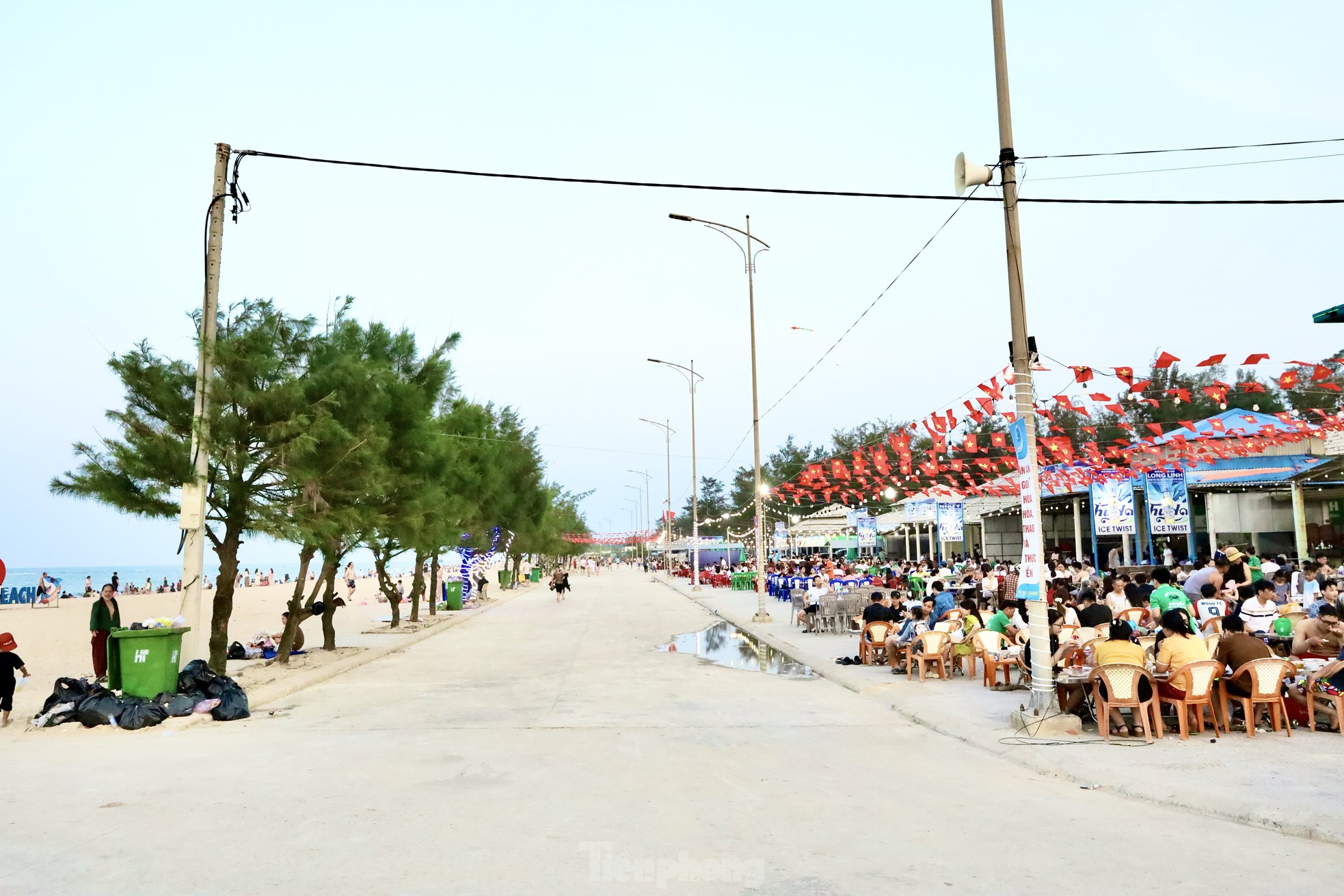 Bãi biển bị bão phá tan hoang nay đẹp không tưởng, đông nghịt du khách- Ảnh 5. Bãi biển bị bão phá tan hoang nay đẹp không tưởng, đông nghịt du khách- Ảnh 5.