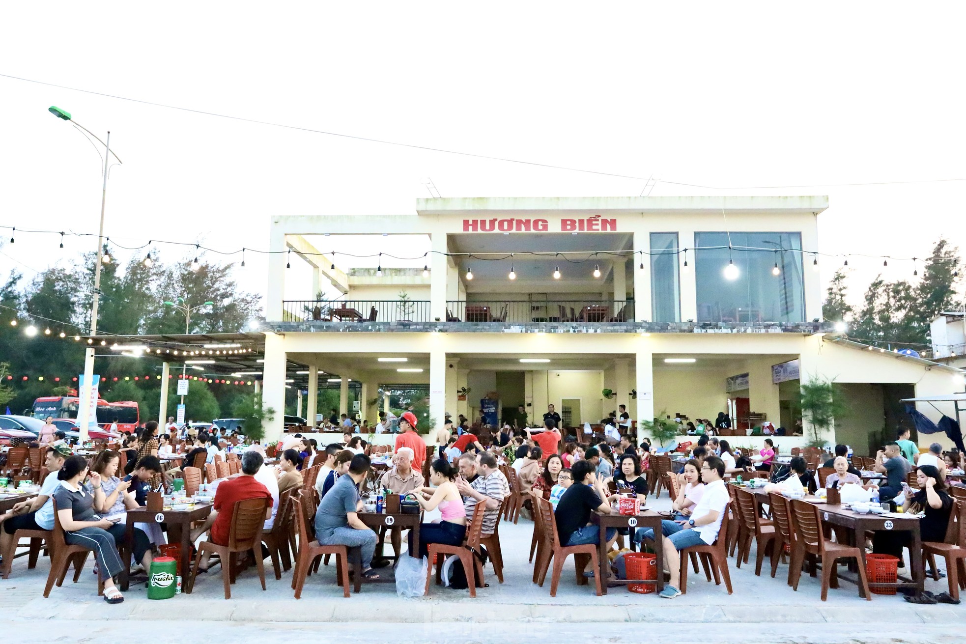 Bãi biển bị bão phá tan hoang nay đẹp không tưởng, đông nghịt du khách- Ảnh 6. Bãi biển bị bão phá tan hoang nay đẹp không tưởng, đông nghịt du khách- Ảnh 6.