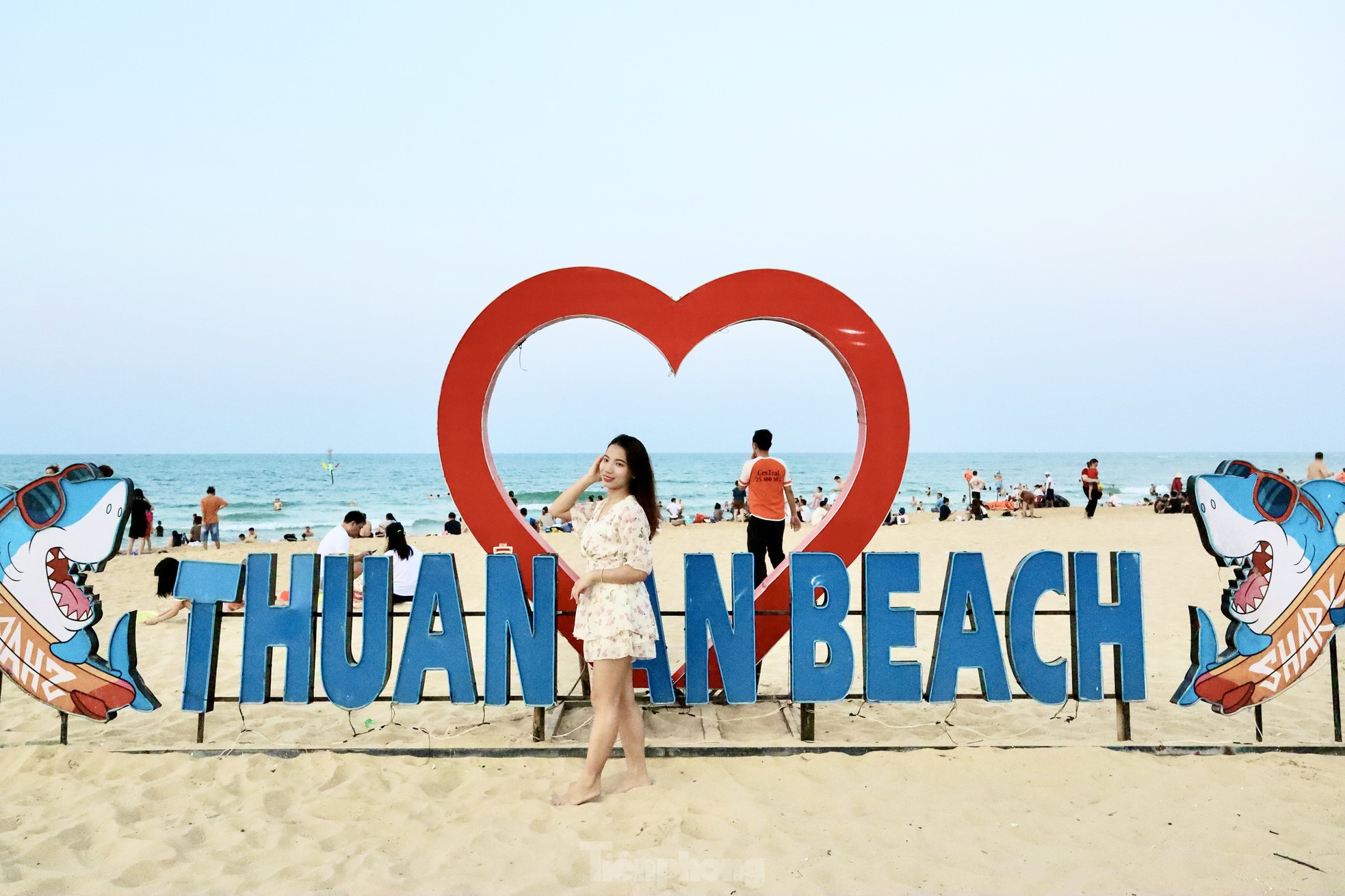 Bãi biển bị bão phá tan hoang nay đẹp không tưởng, đông nghịt du khách- Ảnh 8. Bãi biển bị bão phá tan hoang nay đẹp không tưởng, đông nghịt du khách- Ảnh 8.