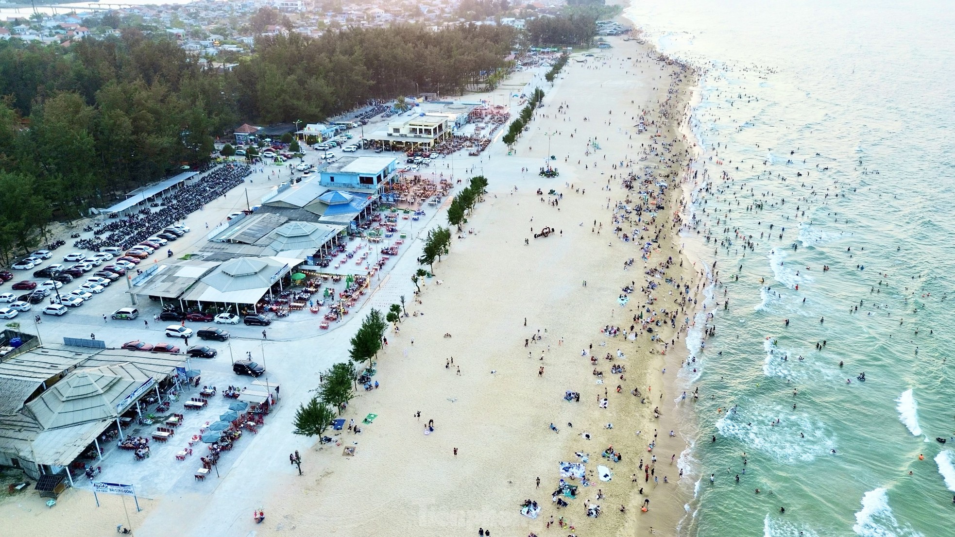 Bãi biển bị bão phá tan hoang nay đẹp không tưởng, đông nghịt du khách- Ảnh 9. Bãi biển bị bão phá tan hoang nay đẹp không tưởng, đông nghịt du khách- Ảnh 9.
