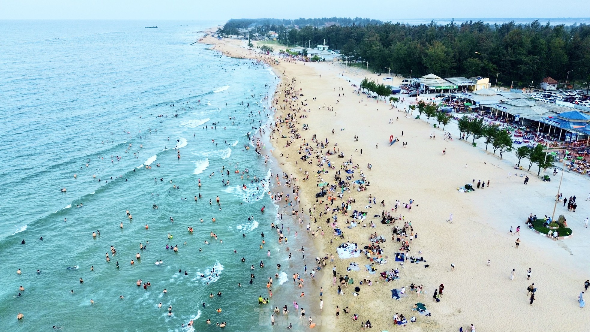 Bãi biển bị bão phá tan hoang nay đẹp không tưởng, đông nghịt du khách- Ảnh 12. Bãi biển bị bão phá tan hoang nay đẹp không tưởng, đông nghịt du khách- Ảnh 12.