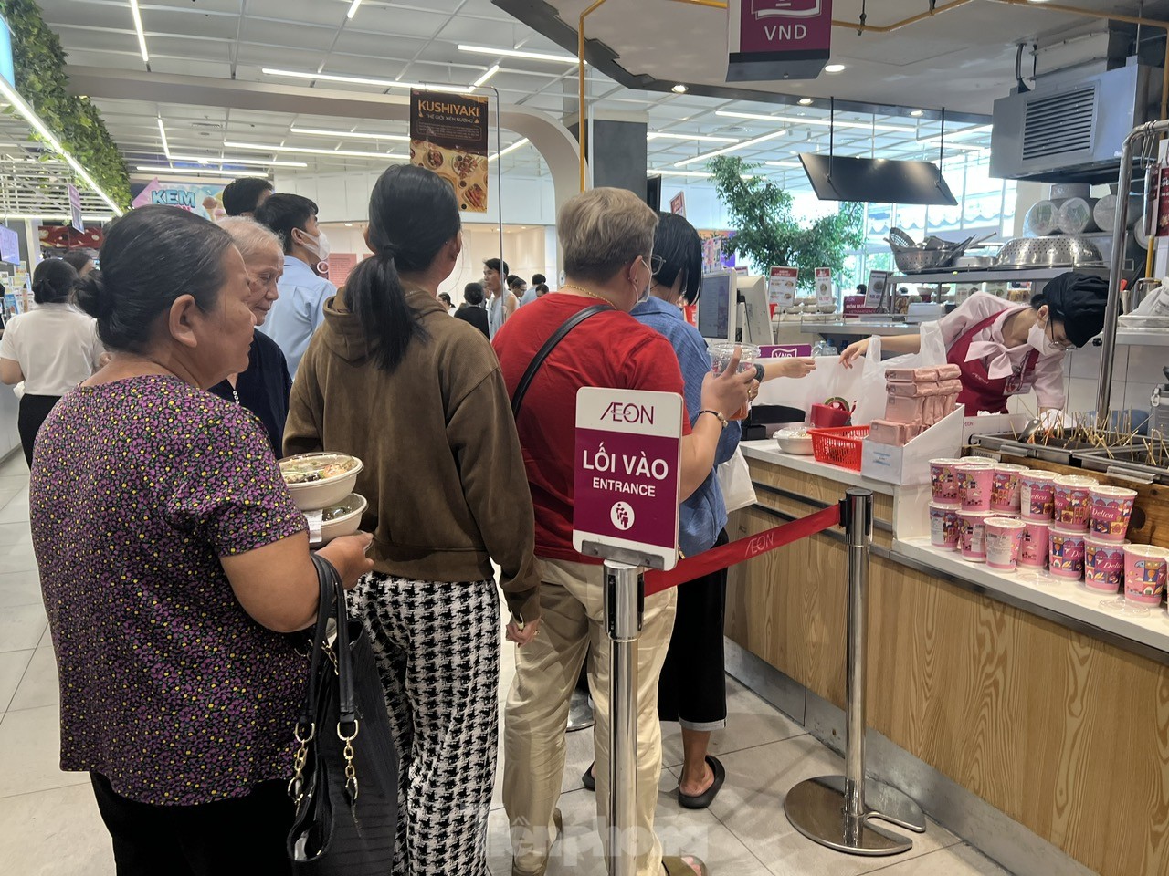TTTM đông nghịt, hàng ăn hầu như không còn chỗ trống- Ảnh 3. TTTM đông nghịt, hàng ăn hầu như không còn chỗ trống- Ảnh 3.