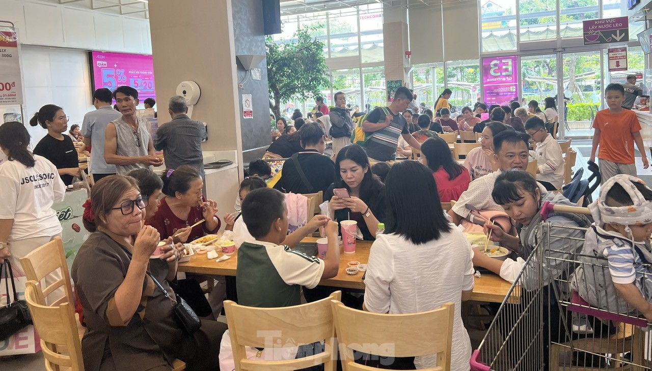 TTTM đông nghịt, hàng ăn hầu như không còn chỗ trống- Ảnh 6. TTTM đông nghịt, hàng ăn hầu như không còn chỗ trống- Ảnh 6.
