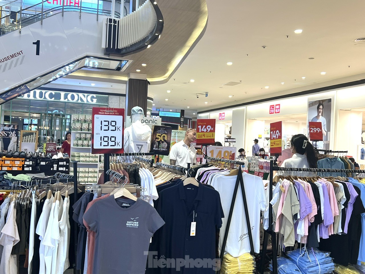 TTTM đông nghịt, hàng ăn hầu như không còn chỗ trống- Ảnh 19. TTTM đông nghịt, hàng ăn hầu như không còn chỗ trống- Ảnh 19.