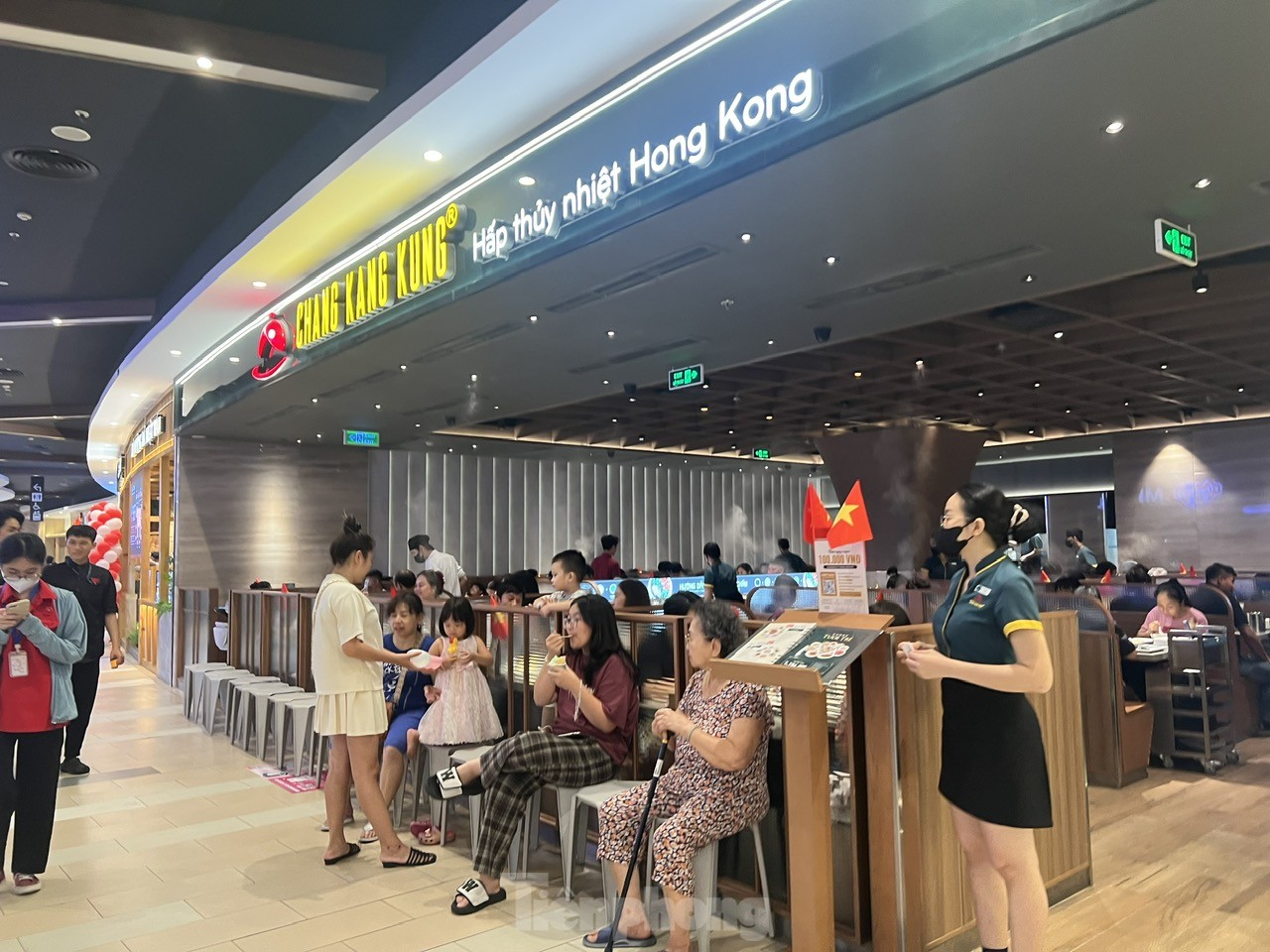TTTM đông nghịt, hàng ăn hầu như không còn chỗ trống- Ảnh 8. TTTM đông nghịt, hàng ăn hầu như không còn chỗ trống- Ảnh 8.