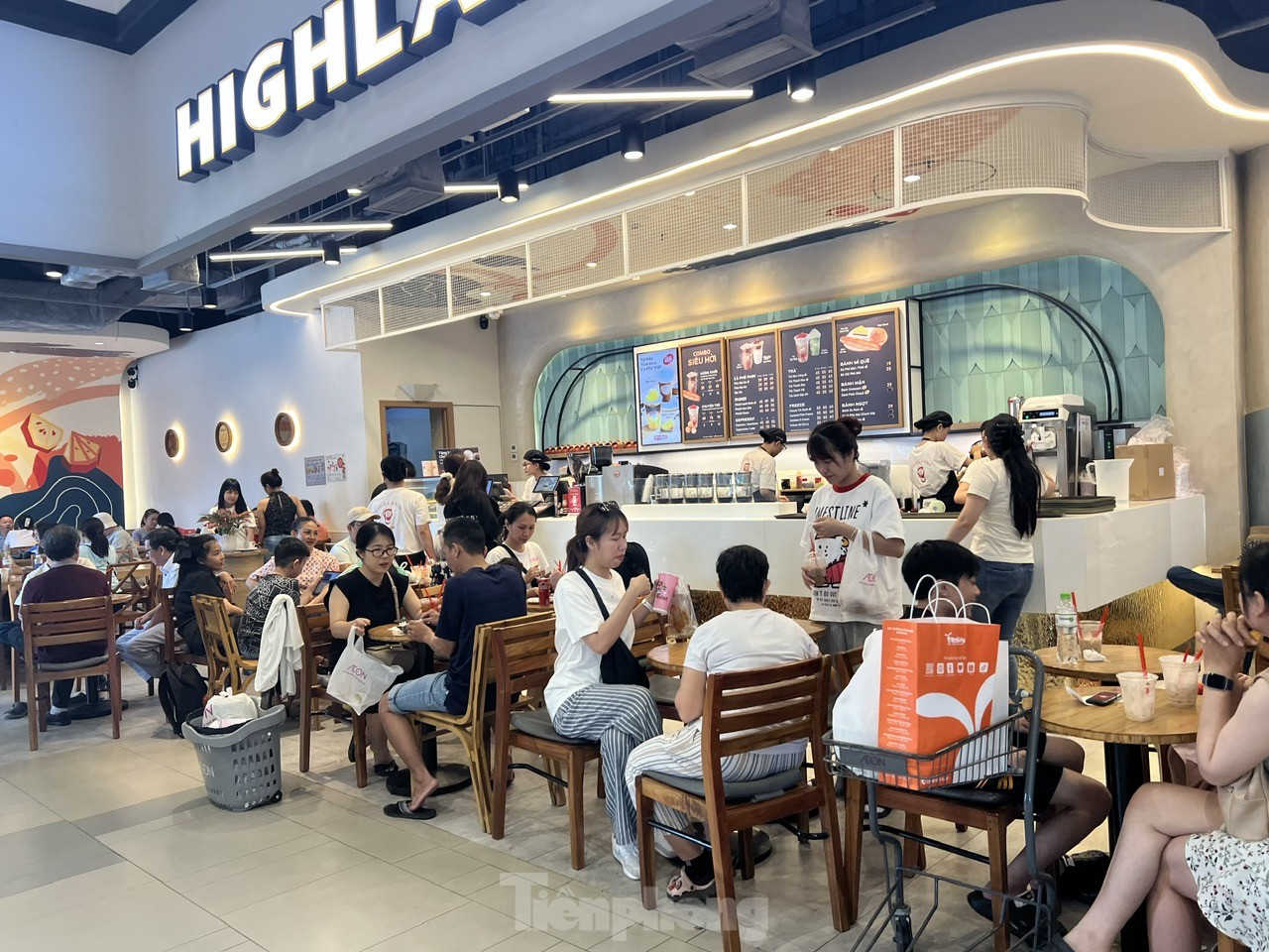TTTM đông nghịt, hàng ăn hầu như không còn chỗ trống- Ảnh 4. TTTM đông nghịt, hàng ăn hầu như không còn chỗ trống- Ảnh 4.