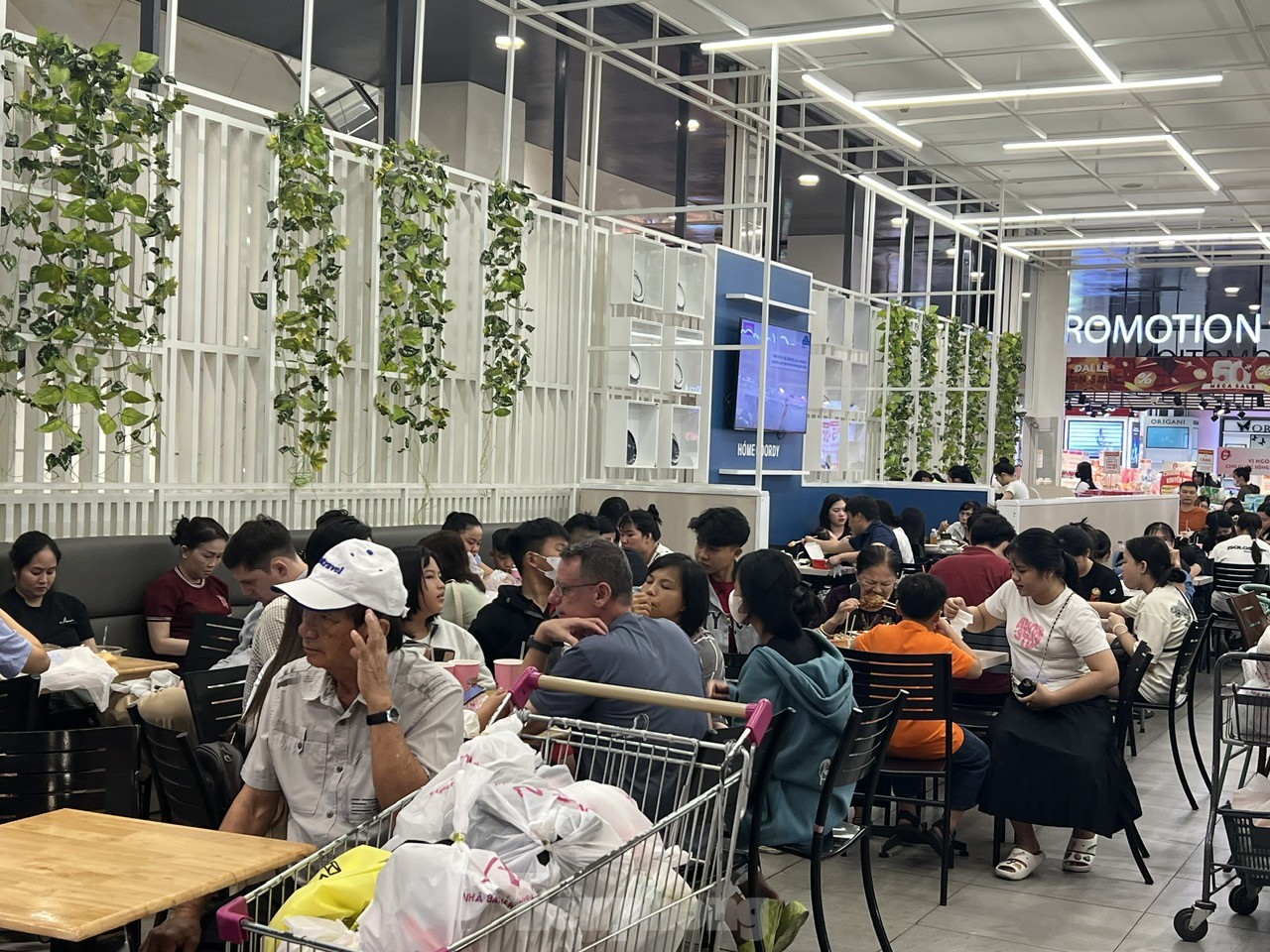TTTM đông nghịt, hàng ăn hầu như không còn chỗ trống- Ảnh 5. TTTM đông nghịt, hàng ăn hầu như không còn chỗ trống- Ảnh 5.