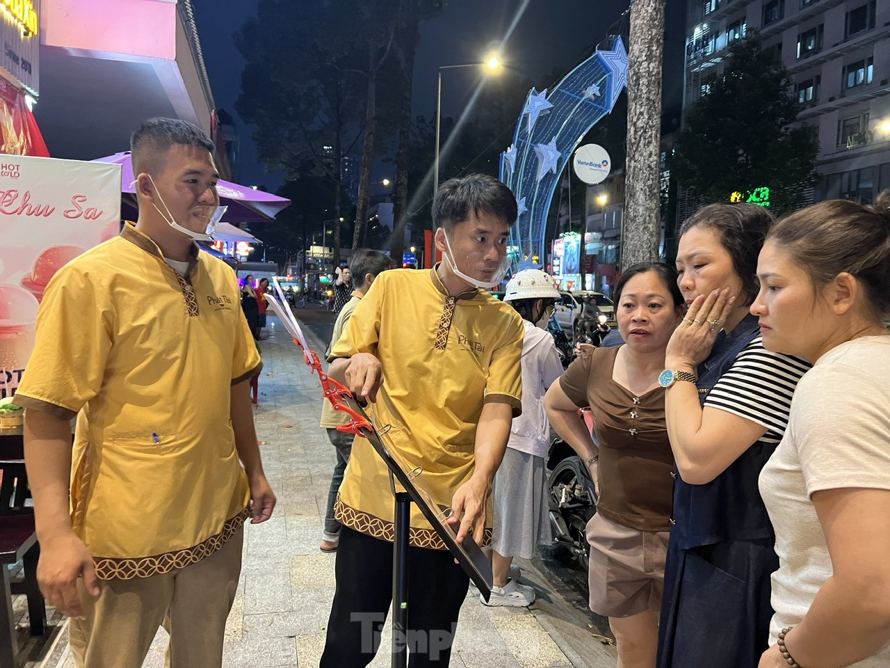 TTTM đông nghịt, hàng ăn hầu như không còn chỗ trống- Ảnh 12. TTTM đông nghịt, hàng ăn hầu như không còn chỗ trống- Ảnh 12.