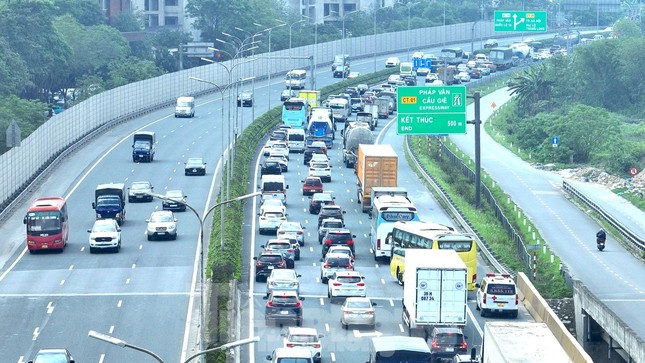 Lượng xe đổ về cửa ngõ Hà Nội và TPHCM tăng cao, có nơi 4 lần xả trạm thu phí- Ảnh 1. Lượng xe đổ về cửa ngõ Hà Nội và TPHCM tăng cao, có nơi 4 lần xả trạm thu phí- Ảnh 1.