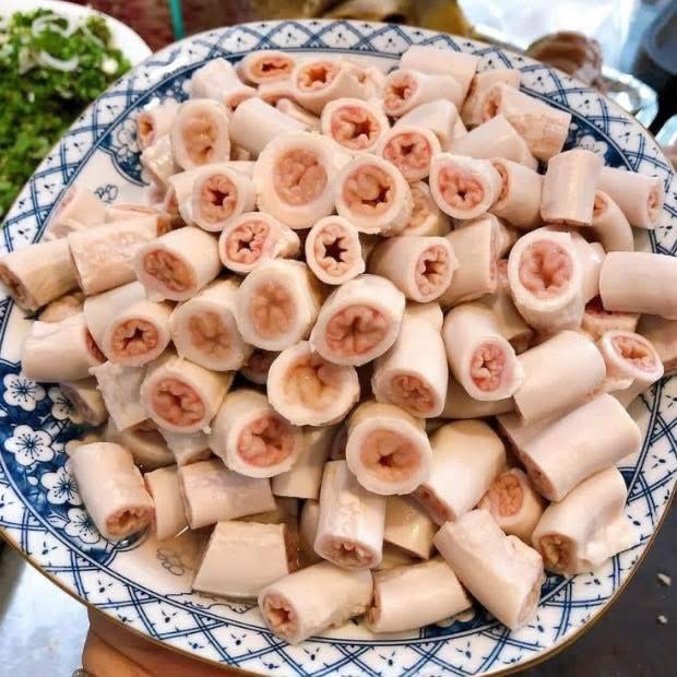 Sự thật về món lòng se điếu đắt đỏ đang gây tranh cãi những ngày qua: Người nói phèo 2 da, người nói do bệnh- Ảnh 2. Sự thật về món lòng se điếu đắt đỏ đang gây tranh cãi những ngày qua: Người nói phèo 2 da, người nói do bệnh- Ảnh 2.