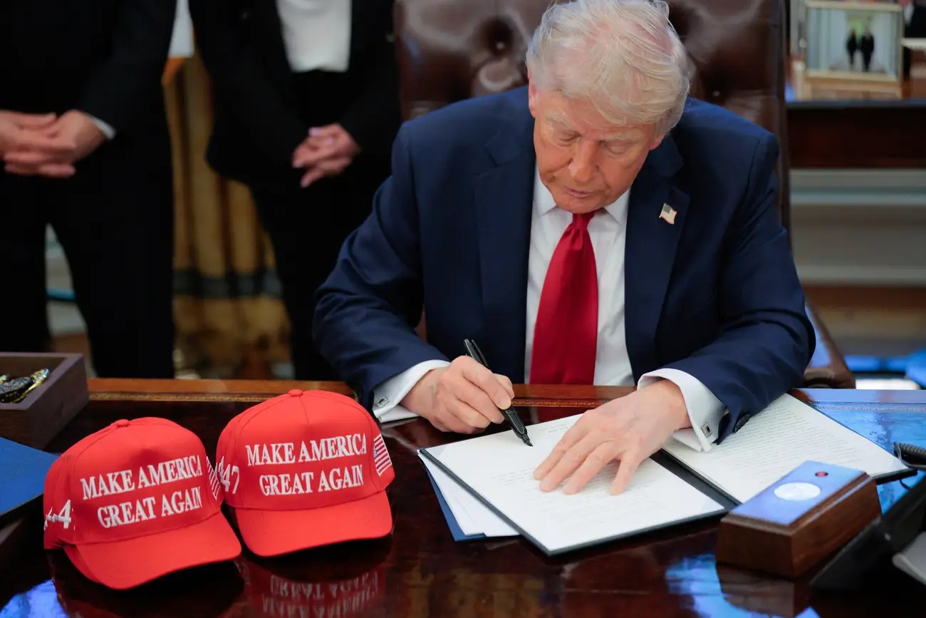 Ông Trump muốn áp thuế ngay lập tức phim sản xuất bên ngoài nước Mỹ để 'cứu Hollywood khỏi cái chết rất nhanh'- Ảnh 1. Ông Trump muốn áp thuế ngay lập tức phim sản xuất bên ngoài nước Mỹ để 'cứu Hollywood khỏi cái chết rất nhanh'- Ảnh 1.
