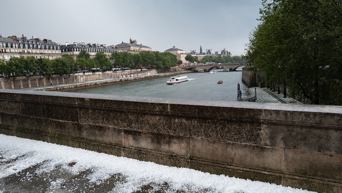 Cảnh tượng lạ: Paris chìm trong cơn mưa đá lớn, du khách và người dân hoảng loạn, cảnh báo cam được đưa ra- Ảnh 3. Cảnh tượng lạ: Paris chìm trong cơn mưa đá lớn, du khách và người dân hoảng loạn, cảnh báo cam được đưa ra- Ảnh 3.