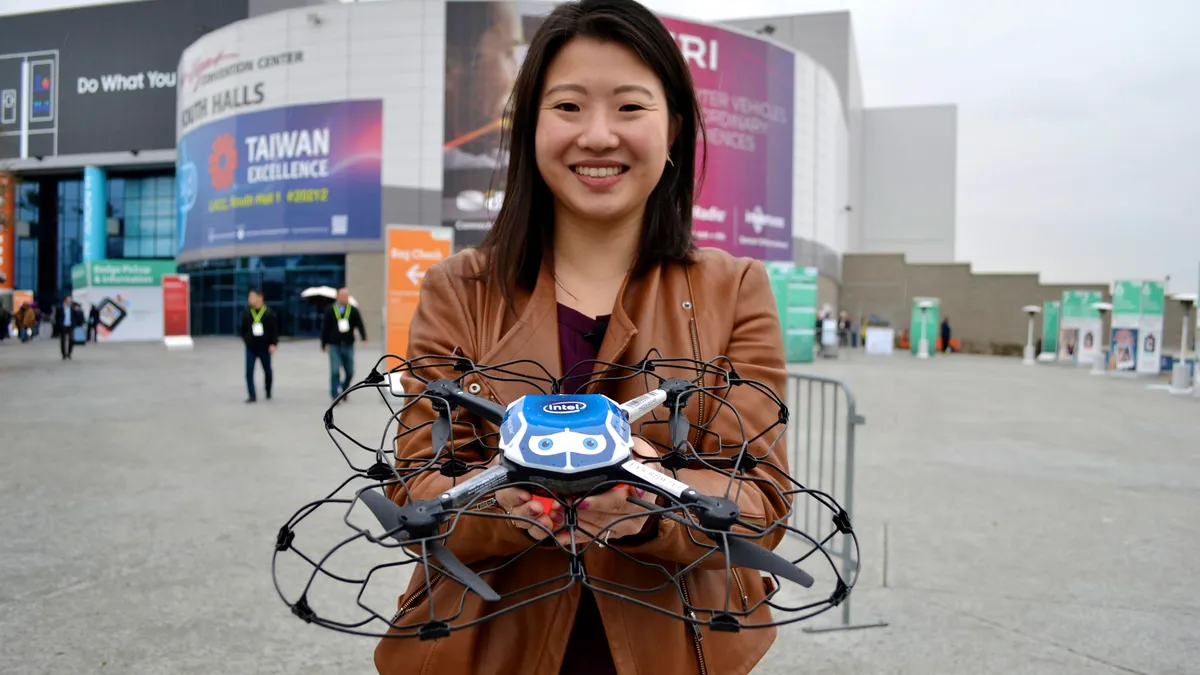 Vì sao những người nhặt drone bị rơi mang về nhà lại không thể sử dụng được?- Ảnh 4. Vì sao những người nhặt drone bị rơi mang về nhà lại không thể sử dụng được?- Ảnh 4.