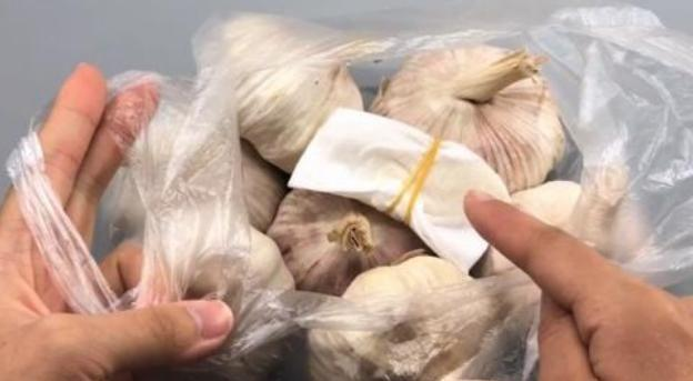 Hôm nay tôi mới phát hiện ra 3 mẹo bảo quản tỏi cực kỳ dễ dàng, tỏi để cả năm vẫn tươi, không thối- Ảnh 1.