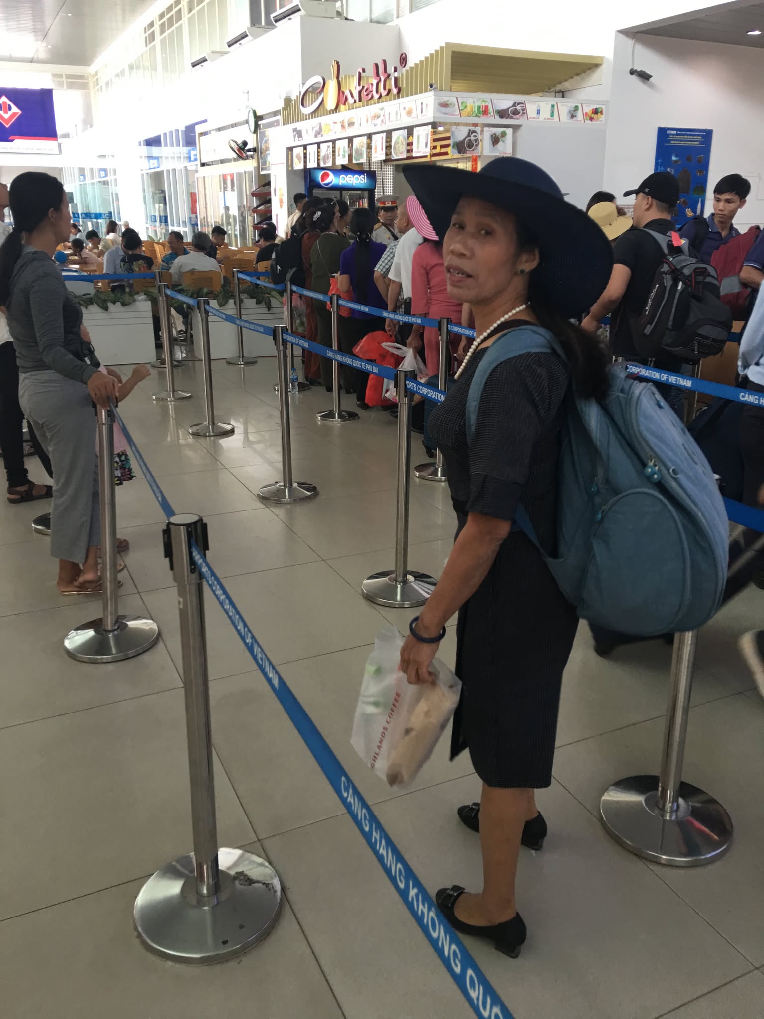 Gà luộc, bánh chưng và cả tăm xỉa răng: Chuyến du lịch Phú Quốc viral cõi mạng của một bà mẹ “made in Viet Nam”- Ảnh 8. Gà luộc, bánh chưng và cả tăm xỉa răng: Chuyến du lịch Phú Quốc viral cõi mạng của một bà mẹ “made in Viet Nam”- Ảnh 8.