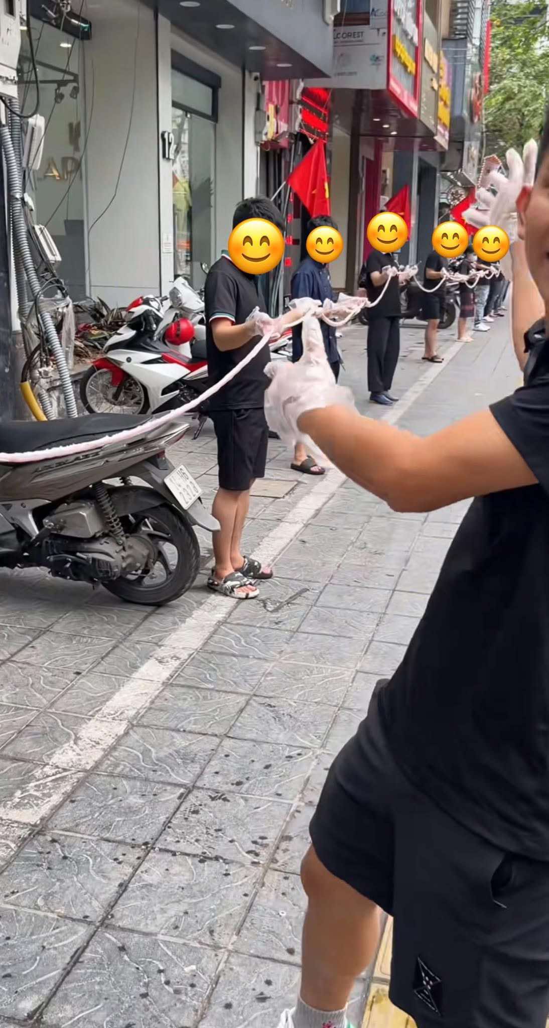 Thế Lòng Se Điếu - người khoe cỗ lòng se điếu dài tới 40m nổi lên giữa tranh cãi, là ai?- Ảnh 3. Thế Lòng Se Điếu - người khoe cỗ lòng se điếu dài tới 40m nổi lên giữa tranh cãi, là ai?- Ảnh 3.