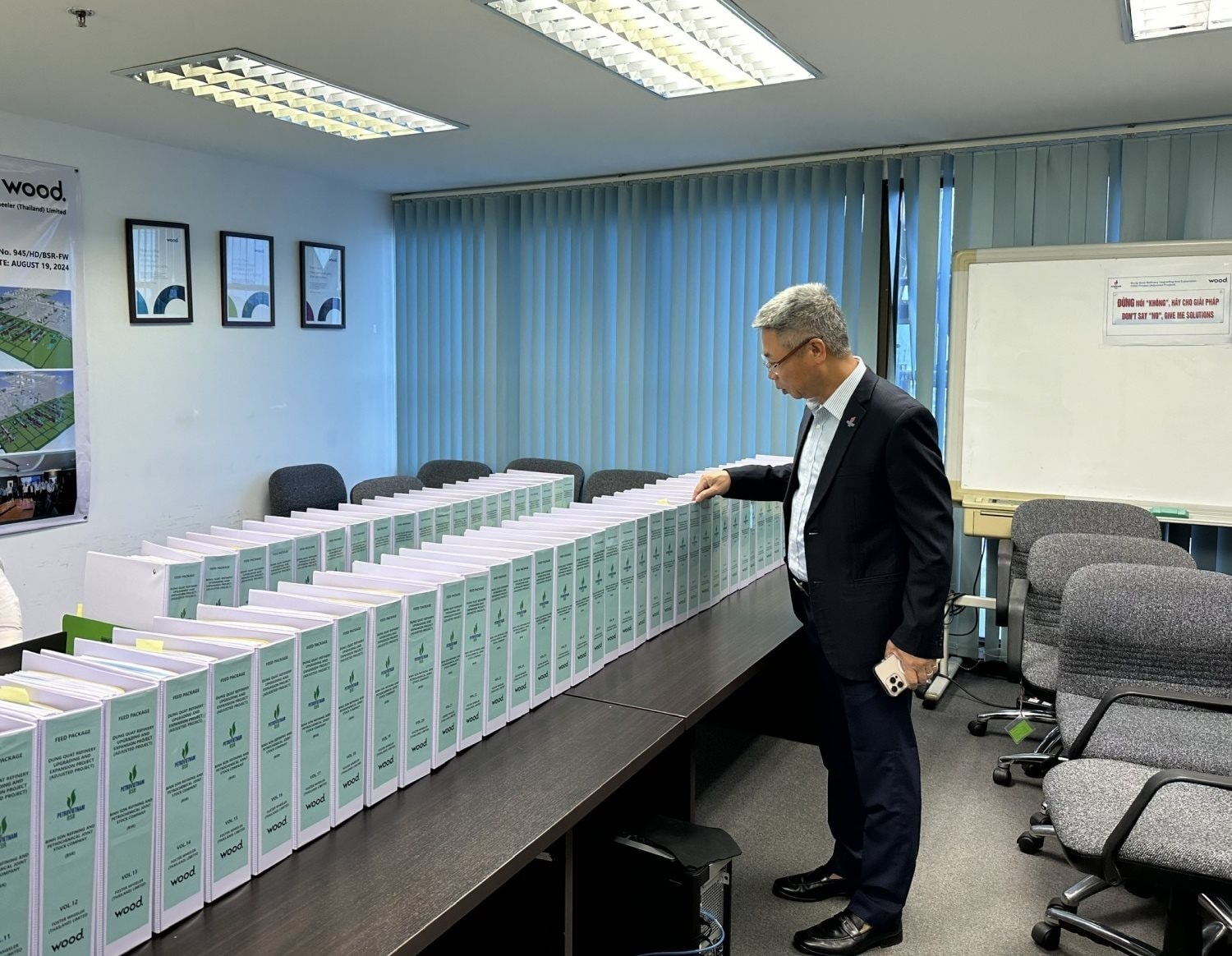 207 tập tài liệu, 7 tháng nước rút và kế hoạch lột xác "thỏi nam châm" thu hút giới đầu tư của Việt Nam- Ảnh 1. 207 tập tài liệu, 7 tháng nước rút và kế hoạch lột xác "thỏi nam châm" thu hút giới đầu tư của Việt Nam- Ảnh 1.