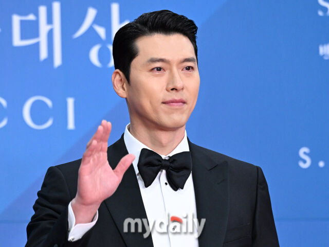 Lộ lý do Hyun Bin "mặt lạnh như tiền" suốt thảm đỏ Baeksang: Có liên quan đến vấn đề lão hóa?- Ảnh 4. Lộ lý do Hyun Bin "mặt lạnh như tiền" suốt thảm đỏ Baeksang: Có liên quan đến vấn đề lão hóa?- Ảnh 4.