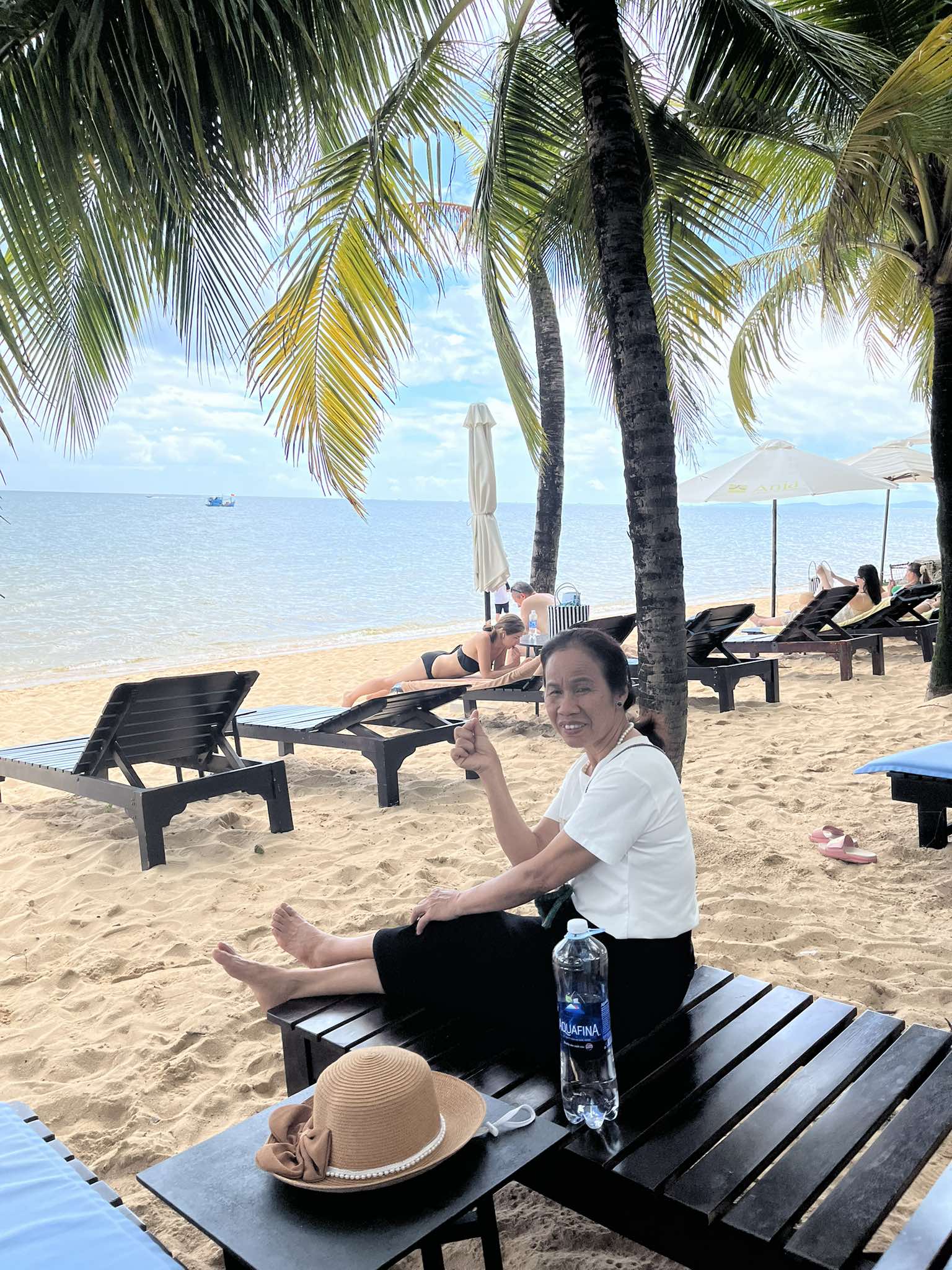 Gà luộc, bánh chưng và cả tăm xỉa răng: Chuyến du lịch Phú Quốc viral cõi mạng của một bà mẹ “made in Viet Nam”- Ảnh 3. Gà luộc, bánh chưng và cả tăm xỉa răng: Chuyến du lịch Phú Quốc viral cõi mạng của một bà mẹ “made in Viet Nam”- Ảnh 3.