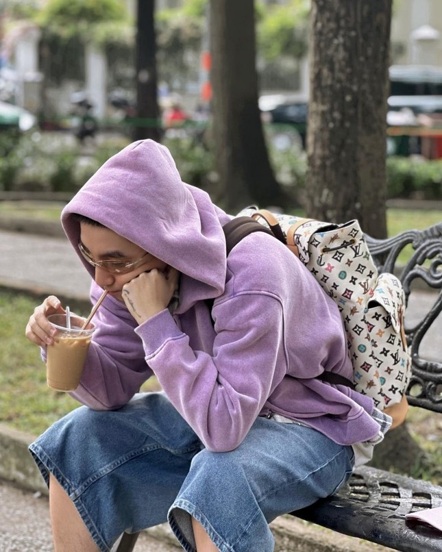 Sơn Tùng đi chợ Bến Thành, nhét xoài, măng cụt vào túi 300 triệu đồng- Ảnh 8. Sơn Tùng đi chợ Bến Thành, nhét xoài, măng cụt vào túi 300 triệu đồng- Ảnh 8.