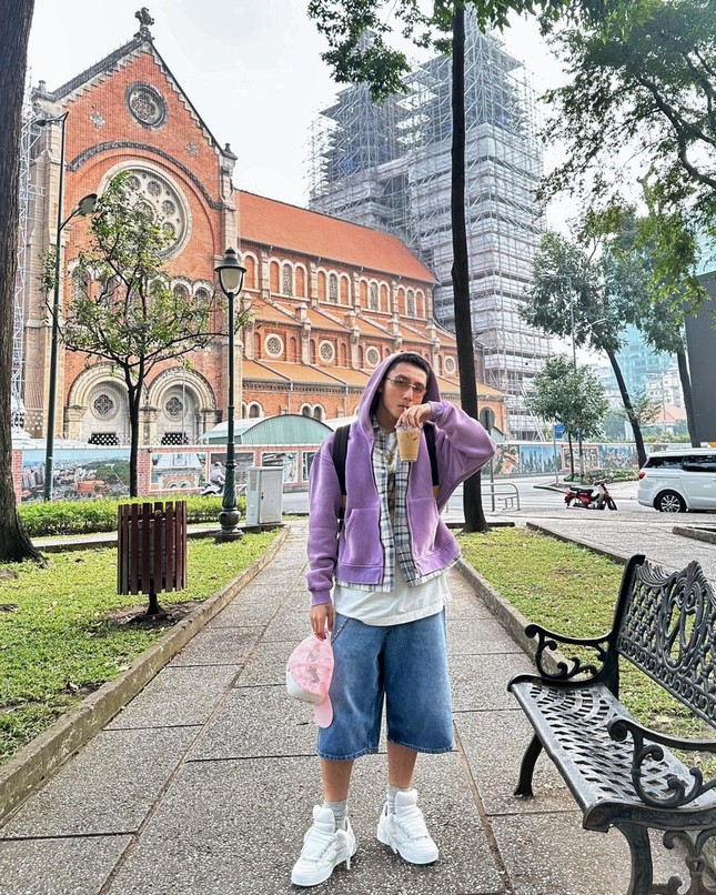 Sơn Tùng đi chợ Bến Thành, nhét xoài, măng cụt vào túi 300 triệu đồng- Ảnh 7. Sơn Tùng đi chợ Bến Thành, nhét xoài, măng cụt vào túi 300 triệu đồng- Ảnh 7.